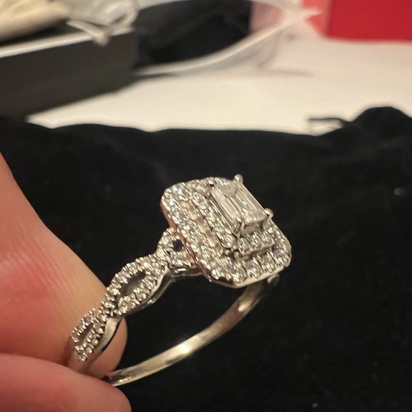 BEAUTIFUL EMERALD CUT DIAMOND ENGAGEMENT RING 💍 - Picture 4 of 8